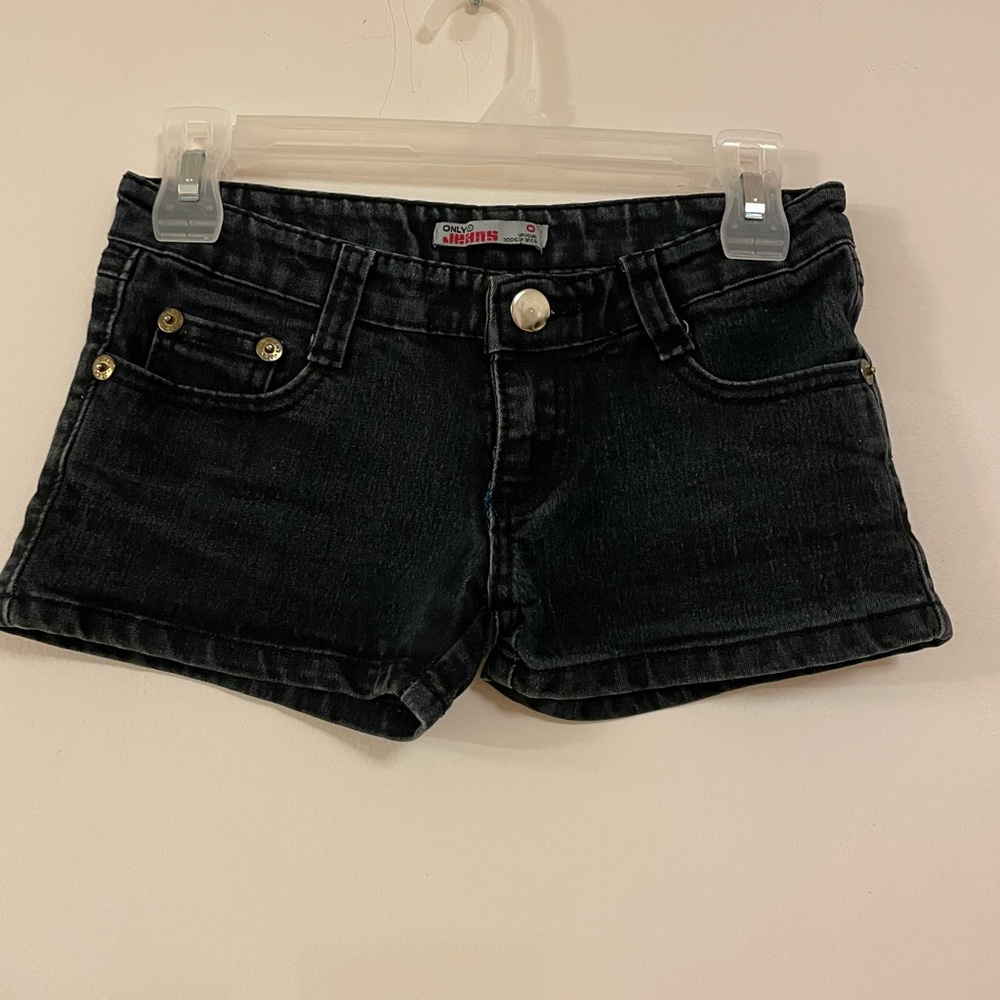 Size 0 black low waisted jean shorts